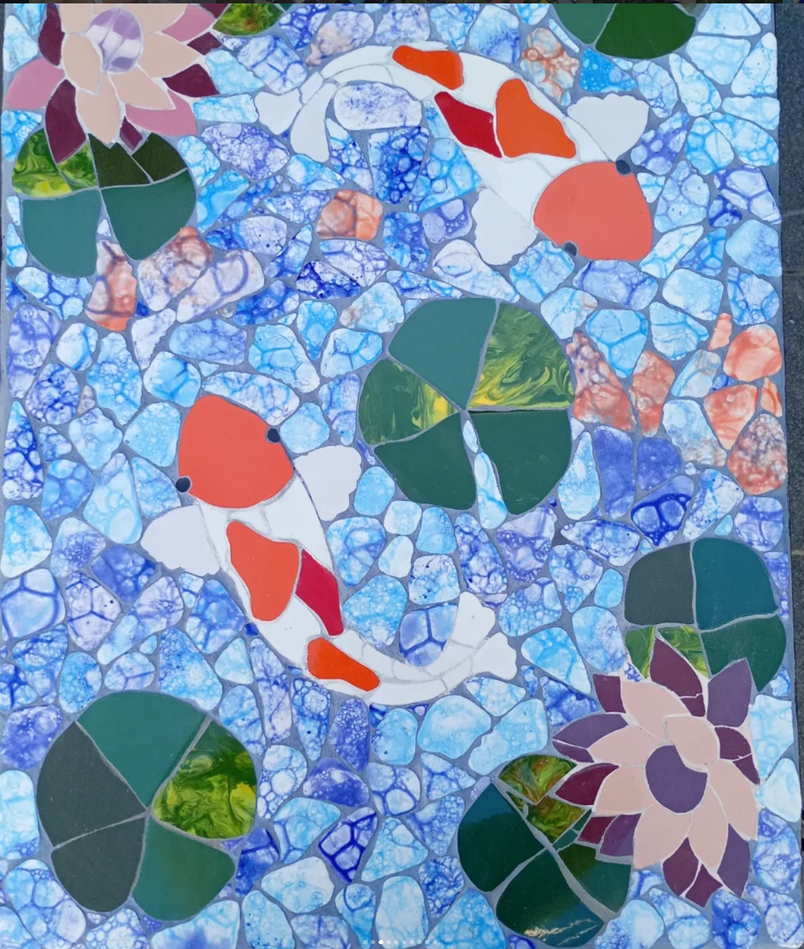 Mesa con intervención de mosaico en tonos azules y figuras orgánicas