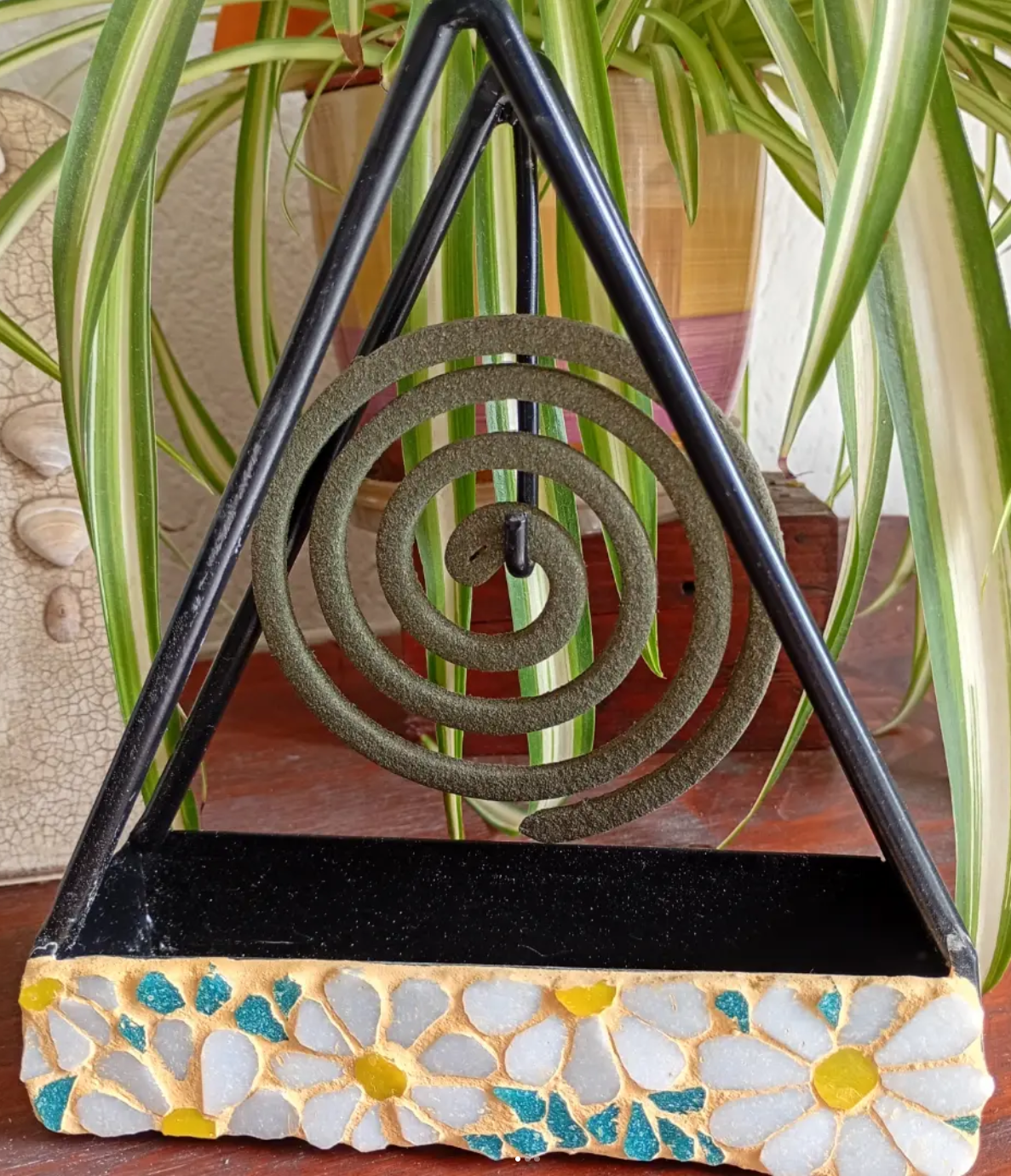 Portaespiral artesanal con base intervenida en mosaico