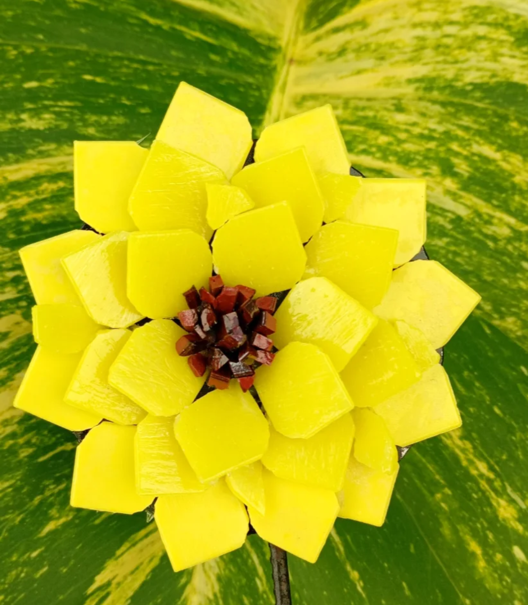 Flor amarilla artesanal para jardín