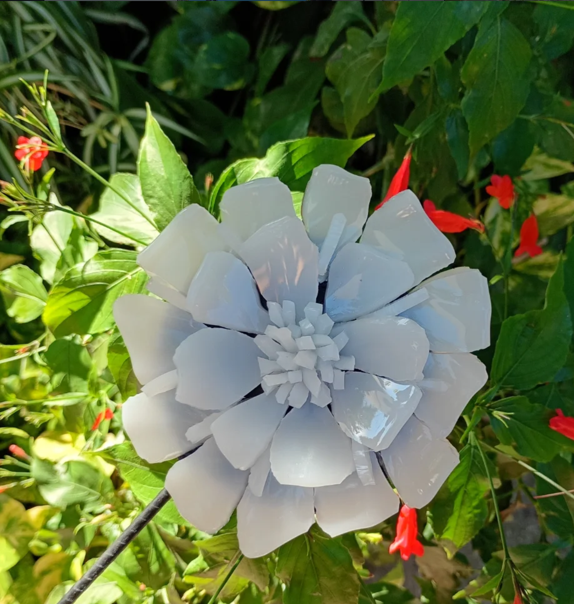 Flor blanca artesanal para jardín